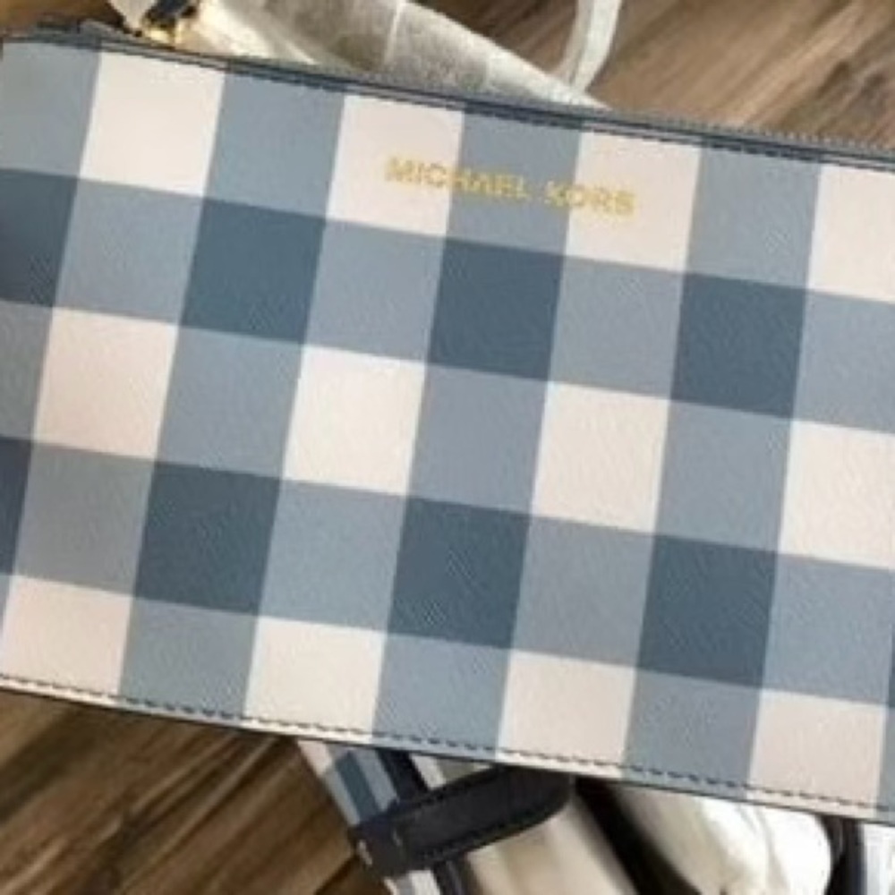 Michael Kors Jet Set Travel and Matching Wristlet - Picture 2 of 5